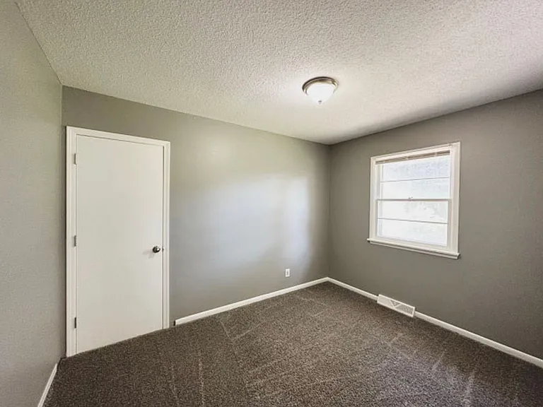 1318 SW Lynn Dr — Photo 10