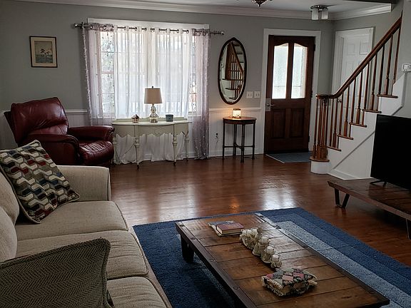 living room w/ entrance view