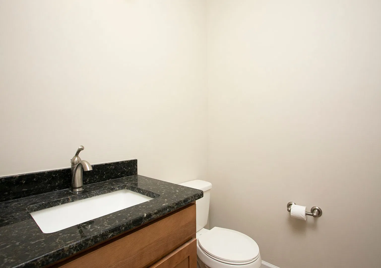 Spacious 4bd / 2.5 ba Home with fenced yard mins from Downtown Durham — Photo 3