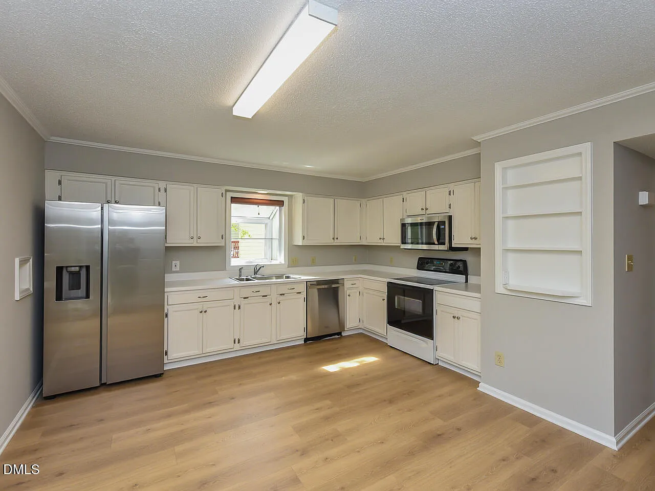 3 bed, 2.5 bath, 1360 sqft, $2,100 — Photo 4