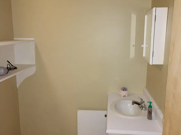 Bathroom 1 (full)