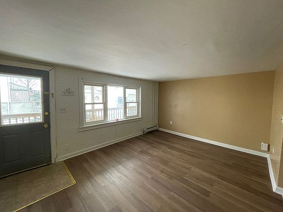 4th image of 122 N Oak St