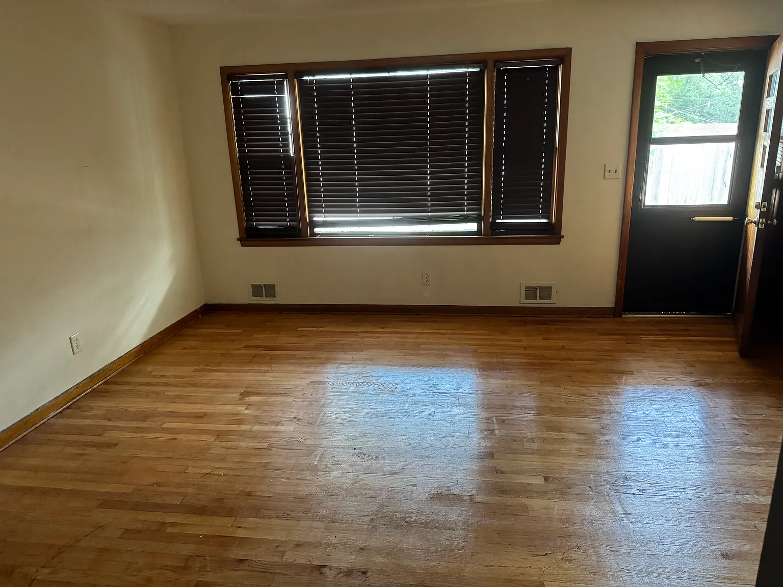 3 bed, 1200 sqft, $1,600 — Photo 4