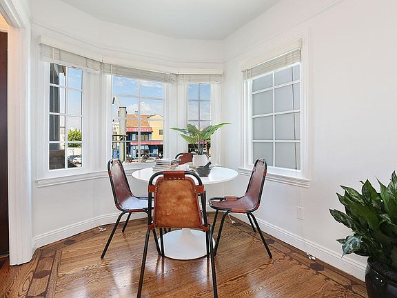 Breakfast nook (off kitchen)