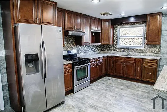 3 bed, $2,100 — Photo 2