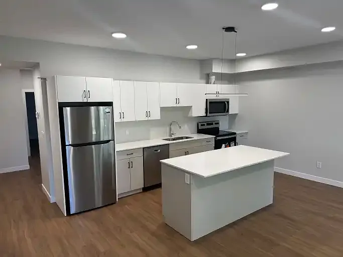 3 bed, 2.0 bath, 1105 sqft, $2,360 — Photo 2