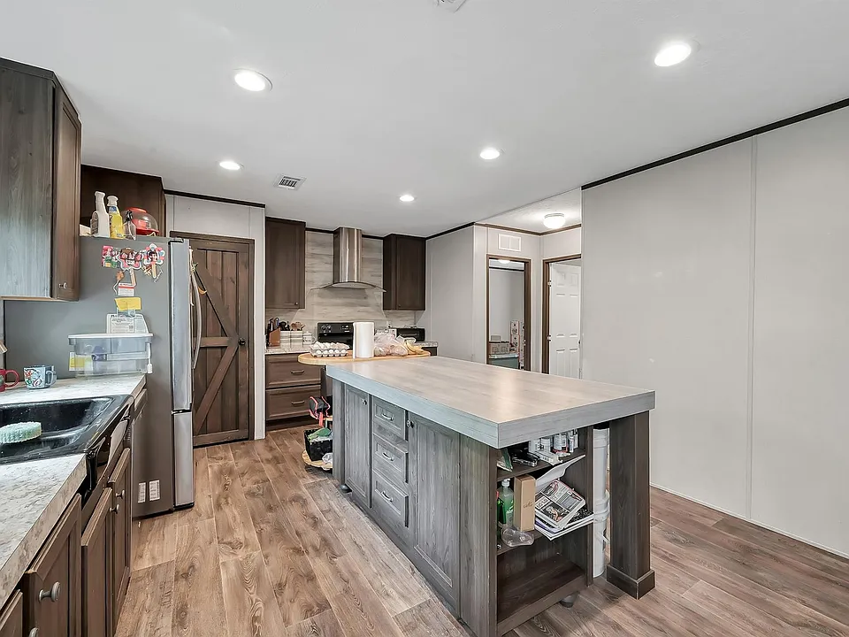 15835 Lowell