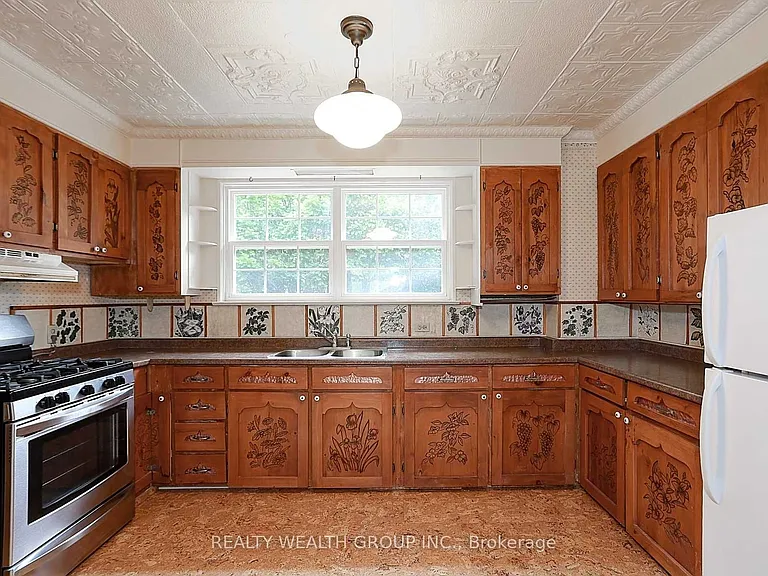 460 Main St — Photo 4