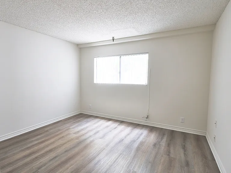 2928 Leeward Ave — Photo 11