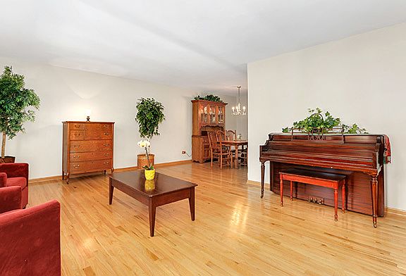 3rd image of 495 Sussex Ct