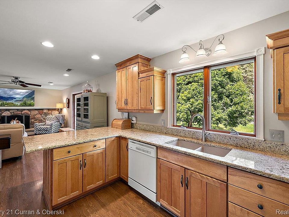 219 E Caledonia St, photo 18