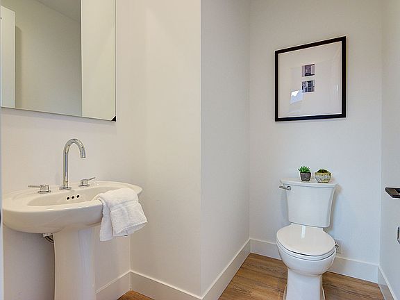 2nd image of 817 N Sycamore Ave #819