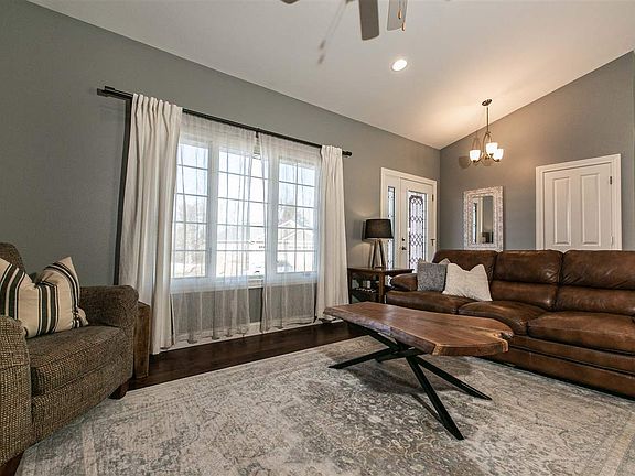 5th image of 842 Amara Ct