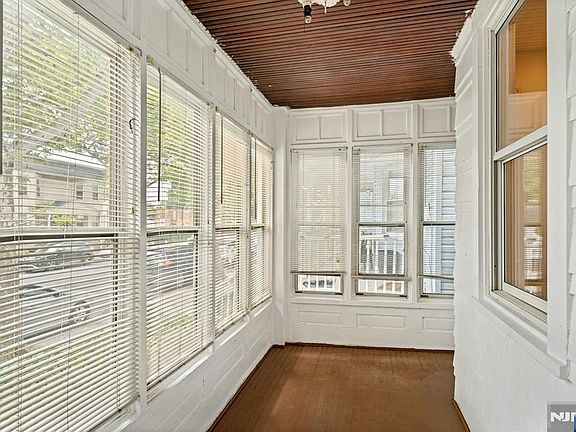 5th image of 345 Davis Ave