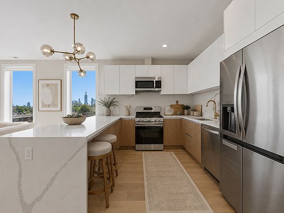 5th image of 2342 W Adams St #505