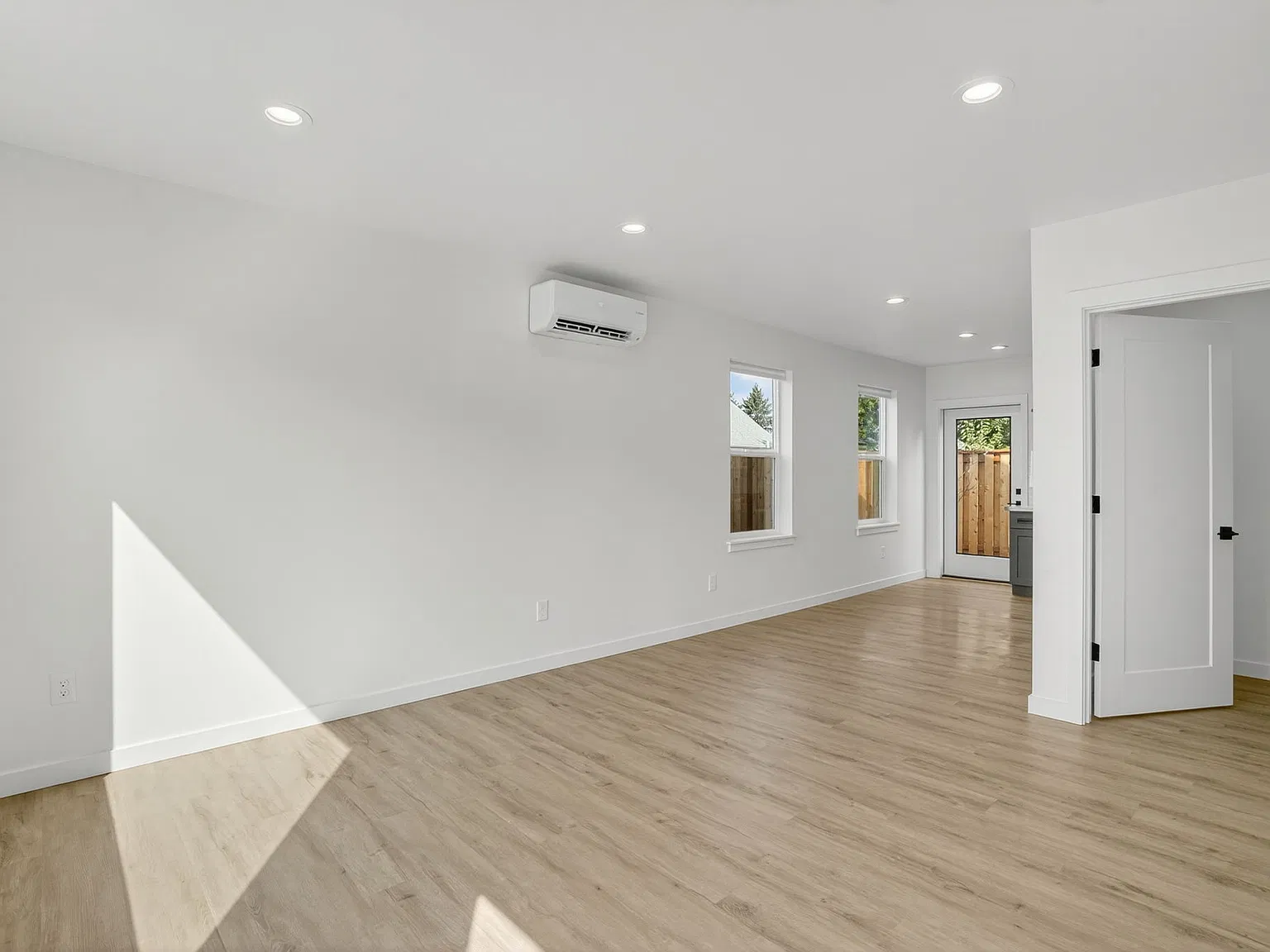 2 bed, 2.5 bath, 800 sqft, $2,400 — Photo 2