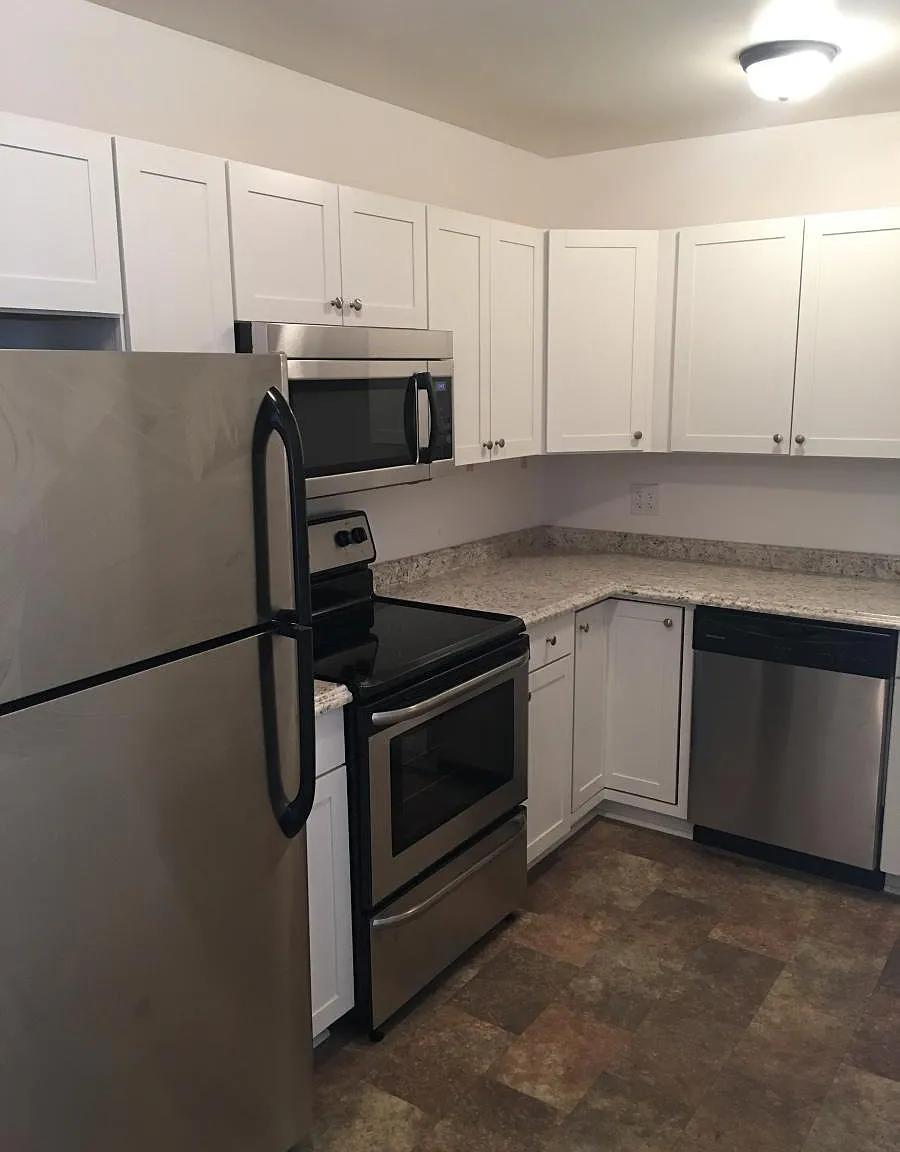 Lakeside Plaza Apartments — Photo 1