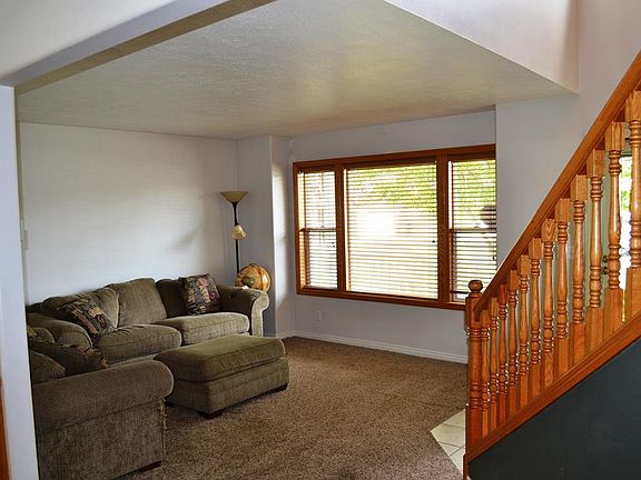 4th image of 2570 Desert Dr