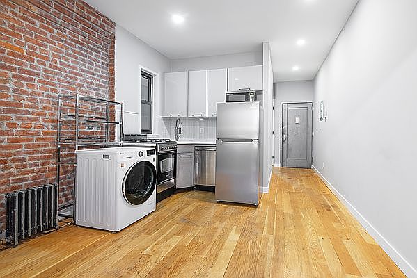 1st image of 21 Catherine St APT 2D