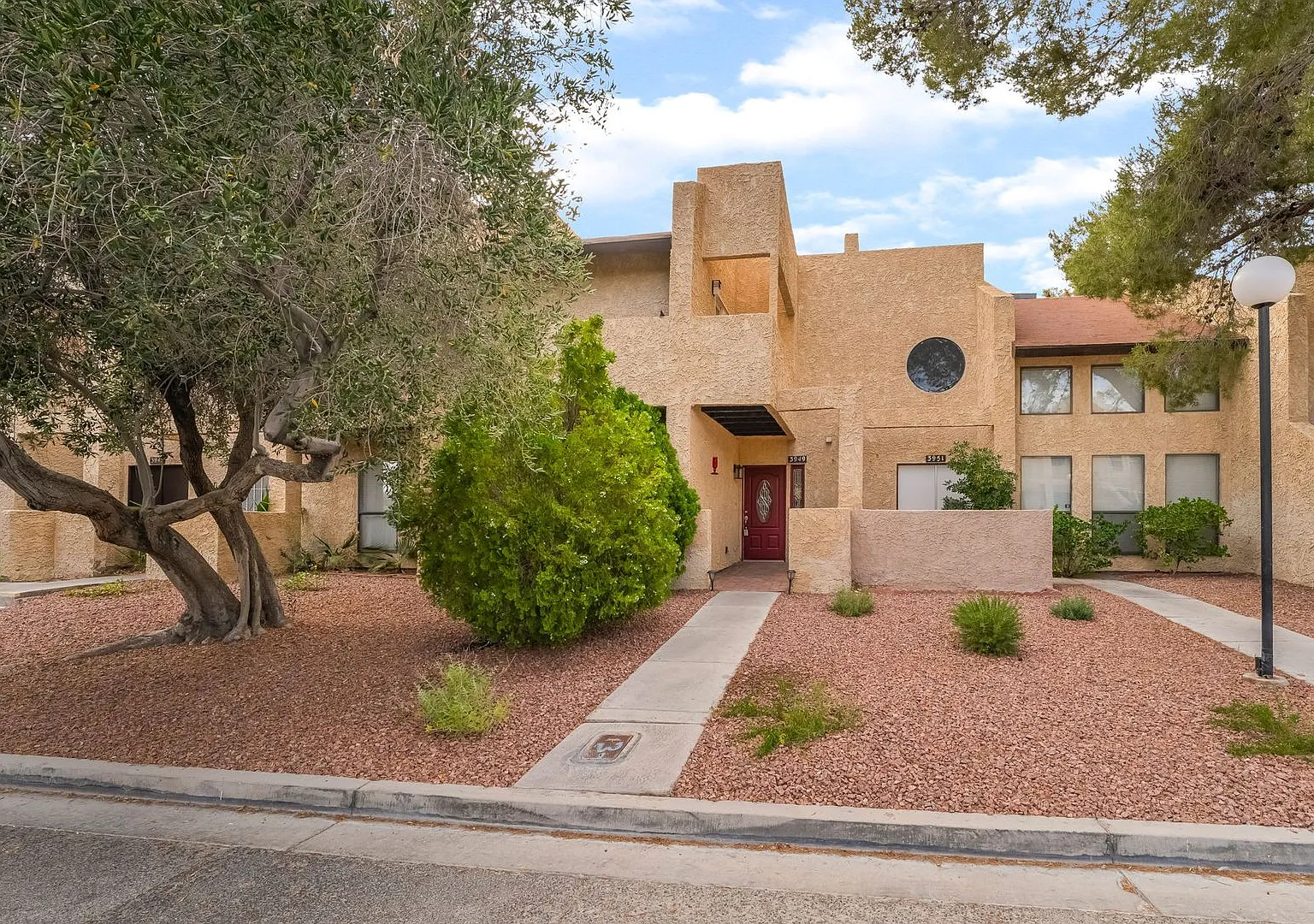 2 Bedroom, 2.5 Bath Near Flamingo & Torrey Pines — Photo 1