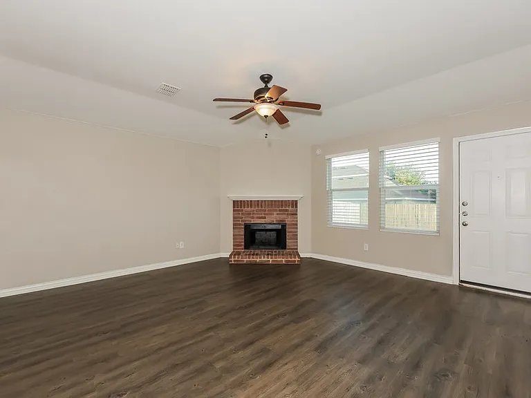 573 Creekbend St — Photo 3