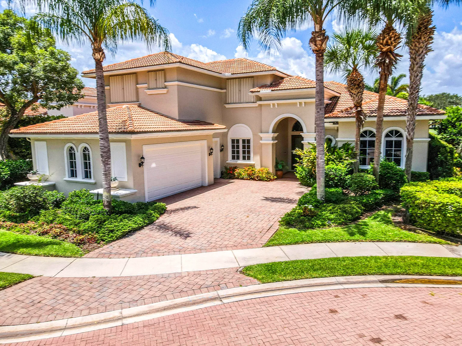 4 bed, 4.5 bath, 4228 sqft, $23,000 — Photo 3