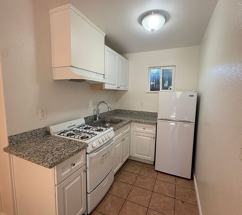 1st image of 321 4th St APT 2