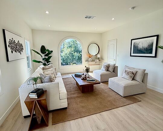 4th image of 900 N Alfred St #2