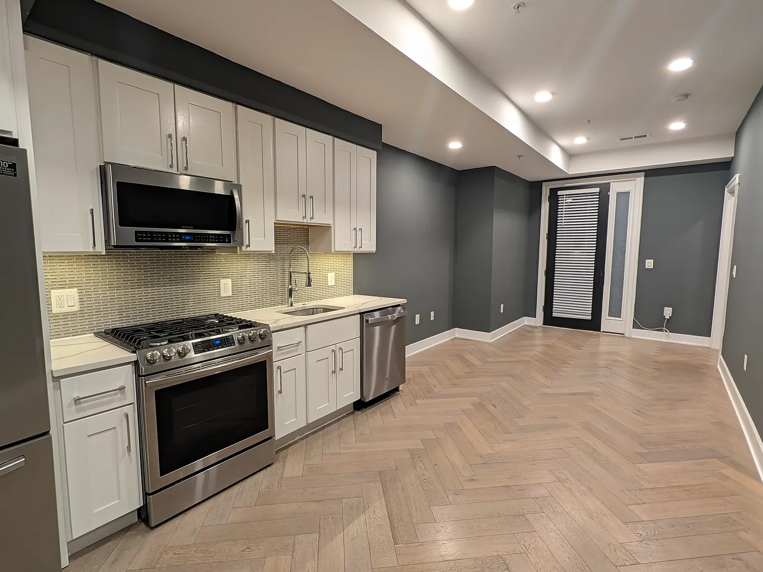 2 bed, 820 sqft, $3,200 — Photo 3