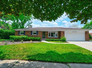 903 S Rosedale Ct, Grosse Pointe Woods, MI 48236