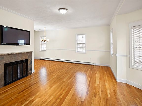 5th image of 172 Essex St