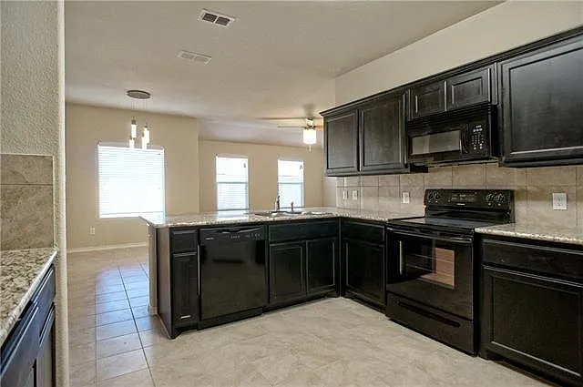 4 bed, 1819 sqft, $2,145 — Photo 3