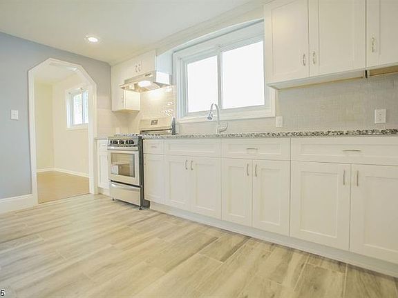 4th image of 56 Welland Ave