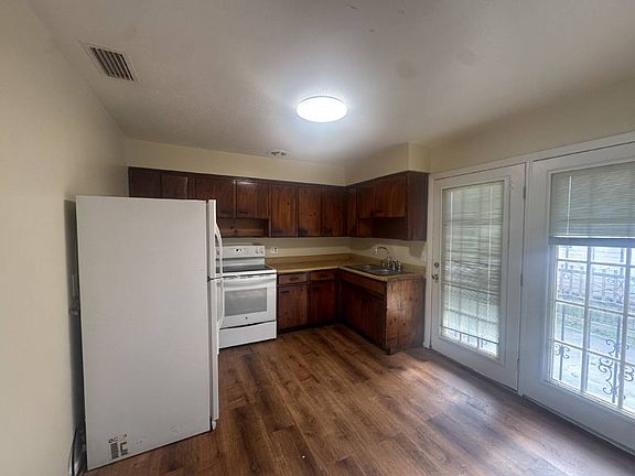 3rd image of 729 Crestwood Dr