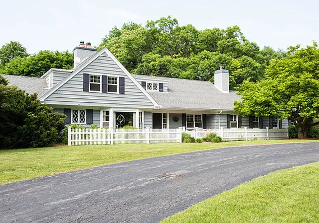 33W672 Mare Barn Ln photo 1