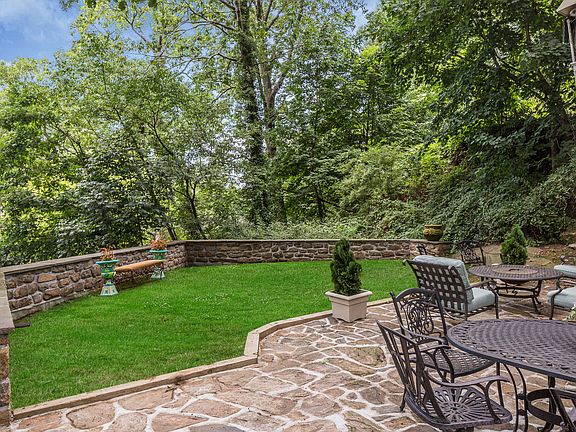 3rd image of 15 Dellwood Cir