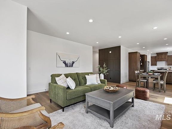 3rd image of 107 W 3rd St