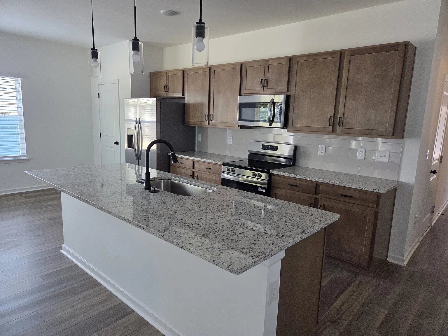 3 bed, 1933 sqft, $2,000 — Photo 4
