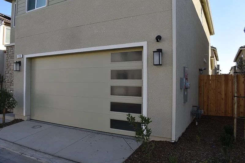 3 bed, 2.5 bath, 1652 sqft, $2,450 — Photo 2