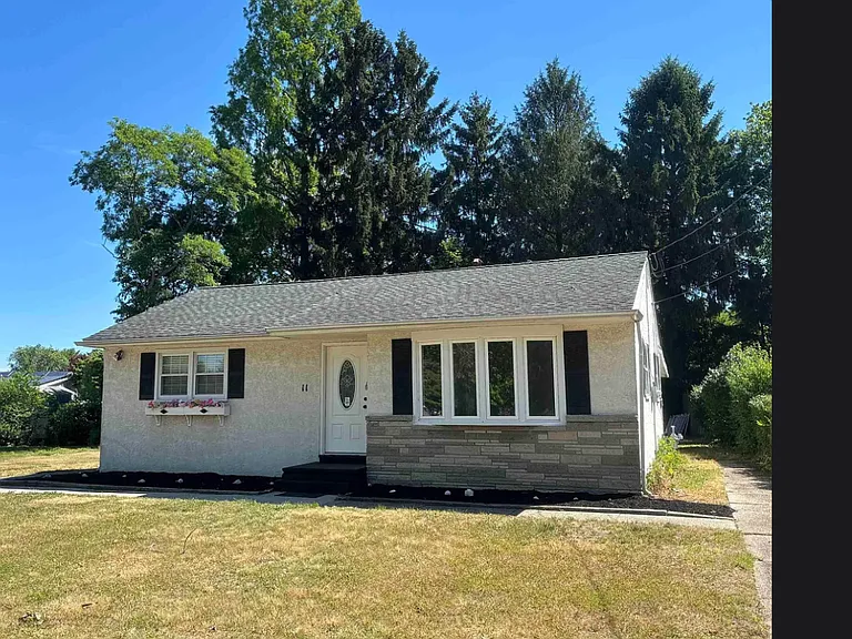 11 Oxford Dr — Photo 2