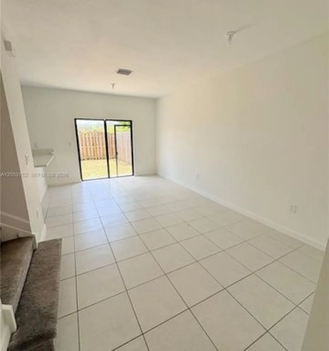 4 bed, 1612 sqft, $2,990 — Photo 4