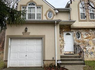 90 Hickory Rd #B, Pt Washington, NY 11050