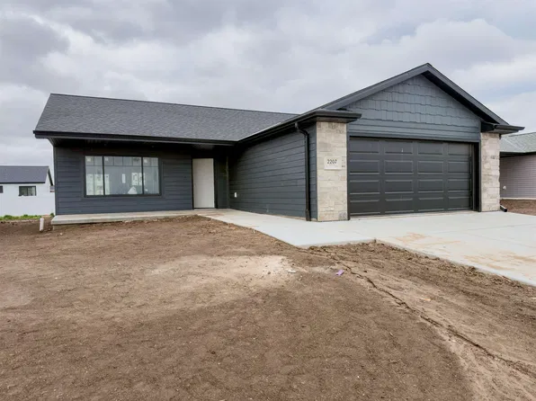 2207 E 42nd St, Kearney, NE 68847