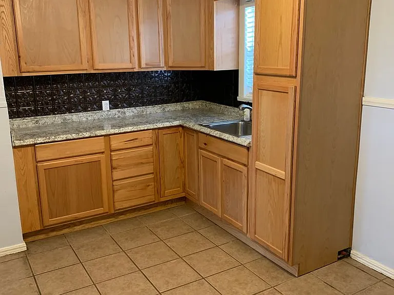 1615 Woodruff Ln — Photo 2