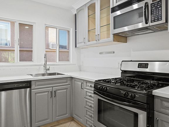 4th image of 2420 W Sunset Blvd #3