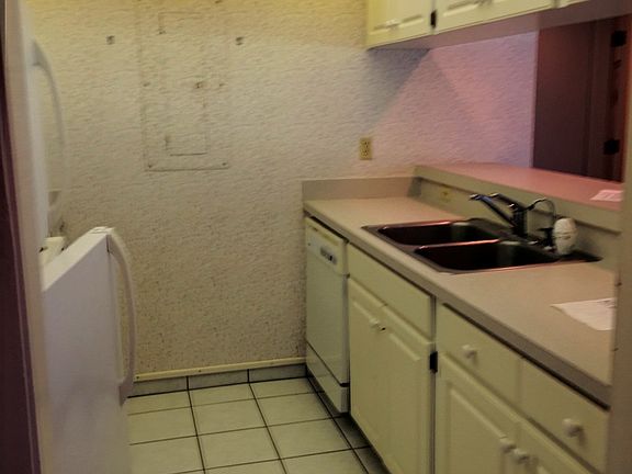 3rd image of 3318 Camelot Dr