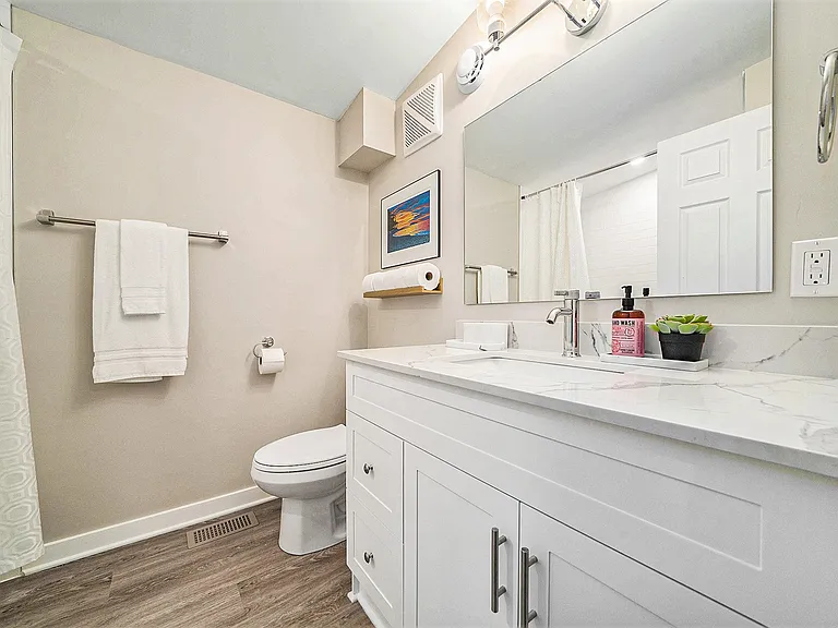 Clean, modern bathroom with quality amenities in our fully furnished Ottawa rental.