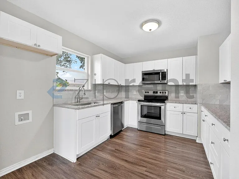 317 Jones St — Photo 10