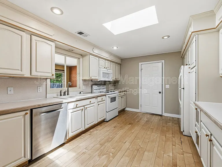 4420 Croyden Ave — Photo 7