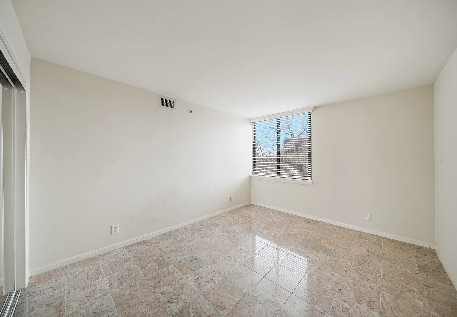 2 bed, 2.0 bath, 834 sqft, $1,925 — Photo 4